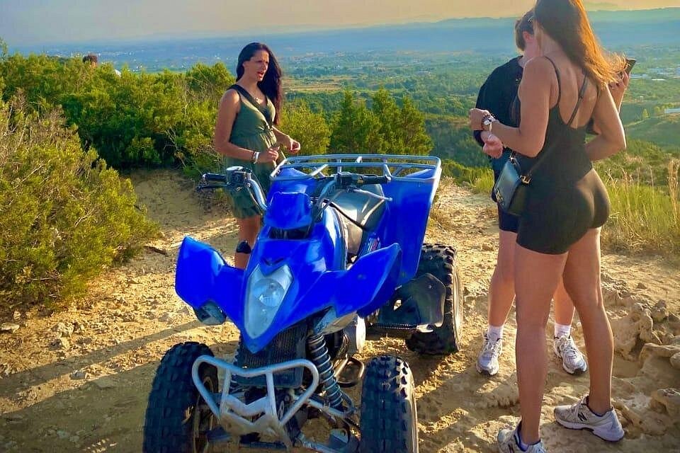 Traces de quad dans le sable